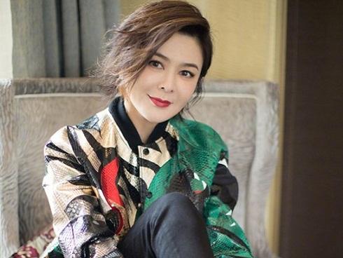 Quan Chi Lâm tuổi 58 hẹn hò nam người mẫu trẻ-3