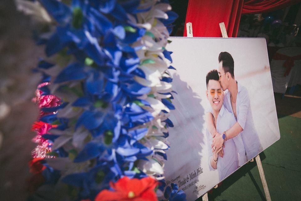 Được biết, cặp đôi quen nhau qua mạng xã hội. Sau khoảng thời gian tìm hiểu, cả hai đã chính thức hẹn hò. Lúc đó Minh Phúc bán hàng online còn Nhật Thuận đang sống tại nhà dì ở Bình Chánh. Khi đó, giữa một người bán hàng đi giao sản phẩm cho người kia là khách hàng.