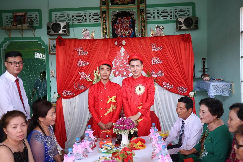 "Lần đó mình đi giao sản phẩm và chưa có nhiều ấn tượng lắm khi gặp Thuận bởi khi đó cả 2 đã có người yêu. Đến cuối năm 2015, cả hai đã chia tay tình cũ. Từ những người đồng cảnh ngộ, chúng mình đã gặp nhau, an ủi và có tình cảm với nhau lúc nào không hay. Khi yêu nhau, cả hai vượt qua khá nhiều rào cản của định kiến và đám cưới chính là trái ngọt tình yêu của 2 đứa", cặp đôi bày tỏ.