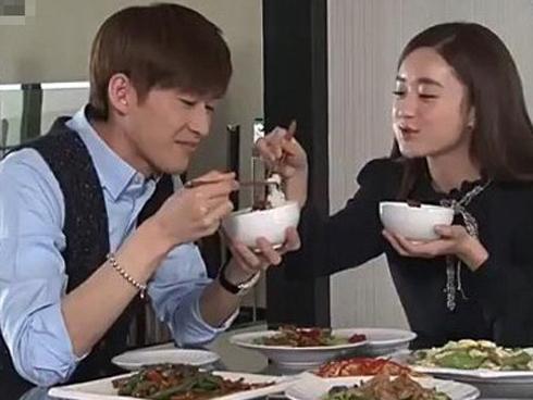 Cô gái vô duyên về nhà bạn trai lại dùng môi múc rồi húp canh sùm sụp khiến cả nhà khiếp vía