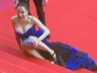 Người đẹp Trung Quốc trượt ngã, xém tí nữa là 'lộ hàng' trên thảm đỏ LHP Cannes