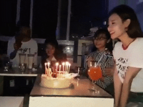 Hot girl - hot boy Việt: Midu cùng người hâm mộ hát cực phiêu hit 'Có em chờ'