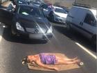 Bị kẹt xe 3 tiếng, cô gái tranh thủ nằm phơi nắng giữa đường