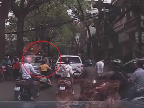 Nữ tài xế lái xe ngược chiều vun vút trên cao tốc Nội Bài - Lào Cai-1