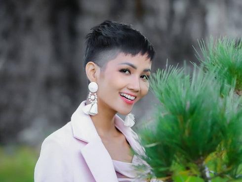 Cách đáp trả rất thông minh của H'Hen Niê khi bị chê là 'thằng đàn ông tiến hóa'