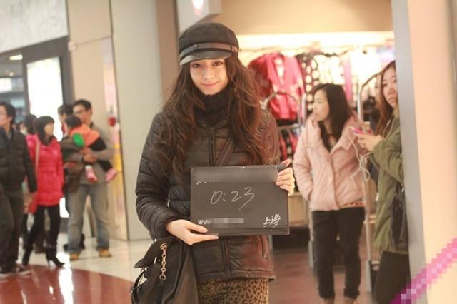 Mới đây, loạt ảnh "mỹ nữ tân cương" Địch Lệ Nhiệt Ba thời học đại học được cư dân mạng đào mộ gây chú ý.