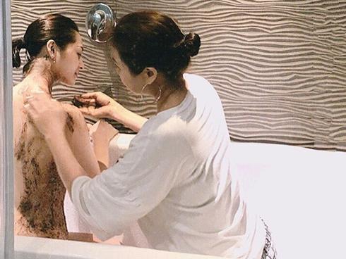 Tin sao Việt:  Bảo Anh được mẹ vào tận phòng tắm bôi thuốc khi bị dị ứng