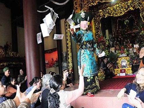 Độc chiêu lừa tiền tỷ của 'thánh cô, thánh cậu'