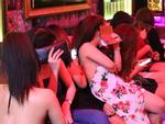 Hàng chục tiếp viên nhà hàng mặc 'thiếu vải' phục vụ khách ở Sài Gòn