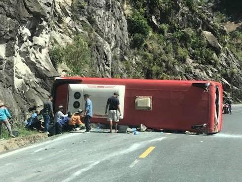 Nạn nhân bàng hoàng kể khoảnh khắc xe chở 30 du khách lật trên đèo