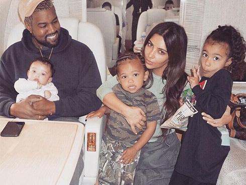 Không ngờ Kim Kardashian 'siêu vòng 3' cũng có ngày suýt 'phát điên' khi 3 đứa con cùng khóc