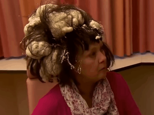 Vuốt nhầm keo xây dựng lên đầu, người phụ nữ tá hóa khi phát hiện tóc thành 'tổ chim'