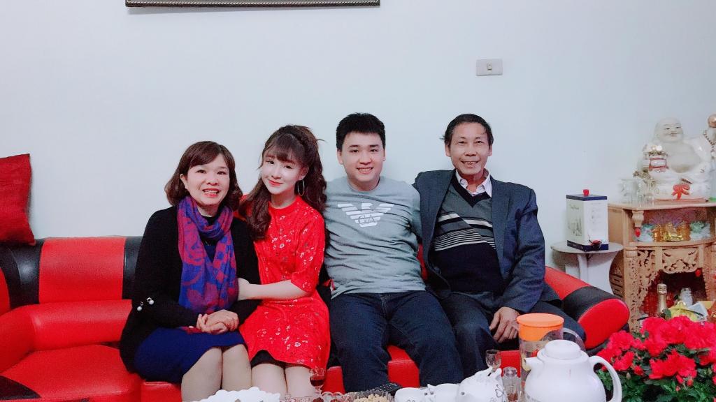 Yến Tatoo chia sẻ, trong gia đình mẹ chính là liều thuốc tinh thần có tác động cực mạnh đến cô. "Mẹ là hậu phương vững chắc giúp tôi có động lực để tiếp tục theo đuổi con đường đã chọn. Công việc có áp lực vất vả đến đâu, chỉ cần điện thoại về nghe giọng của mẹ là mọi thứ trở nên thật nhẹ nhàng", hot girl tâm sự.