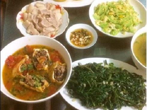 Làm 'hết hơi' mới xong mâm cơm 6 món, vợ vẫn bị chồng chê khiến dân mạng bênh vực