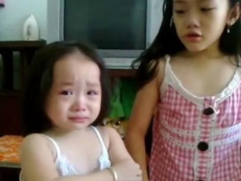 Màn 'cãi tay đôi' giữa bố và con gái khiến ai xem cũng mong muốn có một tiểu công chúa trong đời