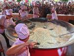Vua đầu bếp 2015 Thanh Cường dùng 350 quả trứng, 70kg gạo làm chảo cơm chiên lớn nhất Việt Nam