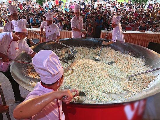 Vua đầu bếp 2015 Thanh Cường dùng 350 quả trứng, 70kg gạo làm chảo cơm chiên lớn nhất Việt Nam