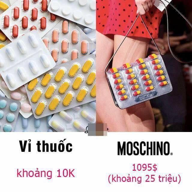 Tín đồ thời trang Việt từng một thời xôn xào chiếc túi xách hình vỉ thuốc từ thương hiệu Moschino được bán với giá 25 triệu đồng.