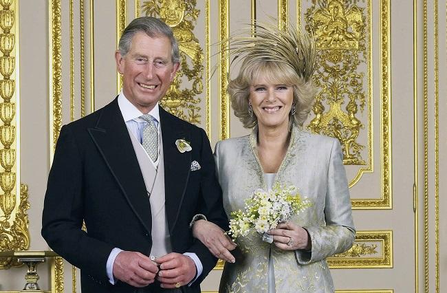 Tuy nhiên, năm 2005, Nữ hoàng đã cho phép con trai là Thái tử Charles kết hôn với Camilla Parker Bowles - khi ấy Camilla đã ly hôn chồng cũ. Năm 2013, Công Ước Hôn Nhân Hoàng Gia truyền thống bị hủy bỏ để thay thế bằng Công ước Ngai vàng. Theo đó, 6 người đứng đầu trong danh sách kế vị cần phải xin phép Nữ hoàng để được kết hôn. Nếu Nữ hoàng từ chối ai, đám cưới có thể sẽ không được tổ chức.