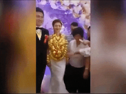 Xôn xao clip cô dâu xinh đẹp đeo vàng trĩu cổ trong ngày vu quy