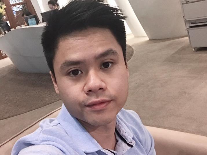 Phan Thành thay đổi avatar cùng bạn gái Xuân Thảo thành bức ảnh selfie một mình.