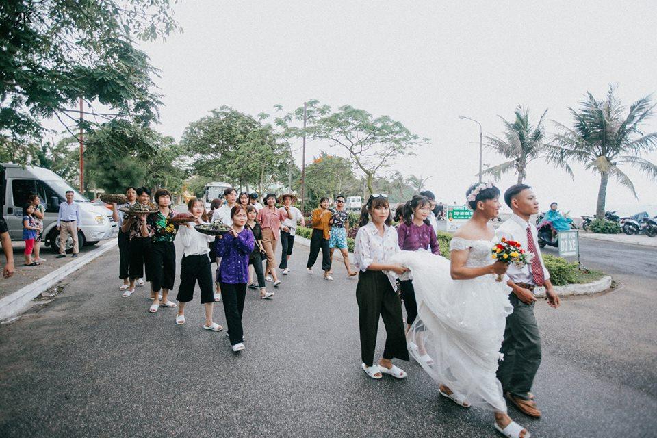 Lấy ý tưởng từ các đám cưới hiện đại, hai nam sinh đã hóa thân thành cô dâu, chú rể cực hài. Trong ảnh là “cô dâu” Ngô Công Huế và “chú rể“ Nguyễn Đình Thao.