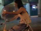 Cô gái vừa đi xe đạp, vừa thản nhiên hít bóng cười trên phố Hà Nội