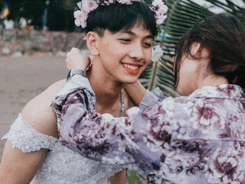 Ảnh kỷ yếu chất nhất mùa: nam sinh Hải Phòng mặc váy cưới 'kết hôn' với bạn cùng lớp