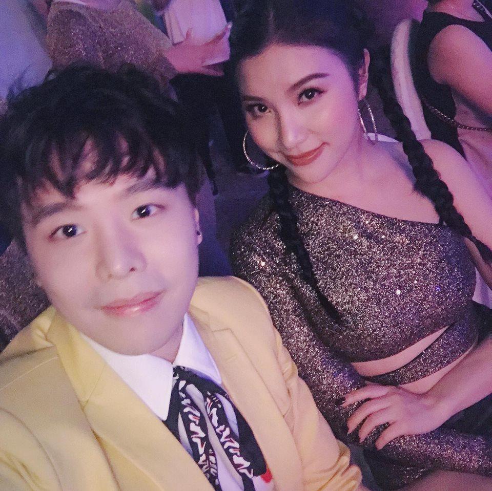 Hạnh Sino khoe ảnh hậu trường selfie với Trịnh Thăng Bình cùng tiết lộ: "Mọi khi hai anh em gặp nhau nơi khác thì hay đùa vui chứ chung show thì cũng hòa thuận lắm anh nhỉ".