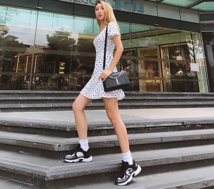 Quỳnh Anh Shyn khéo khoe đôi chân dài miên man trong thời trang váy ngắn chấm bi.