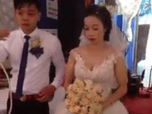 Xôn xao đám cưới chú rể kém cô dâu 17 tuổi