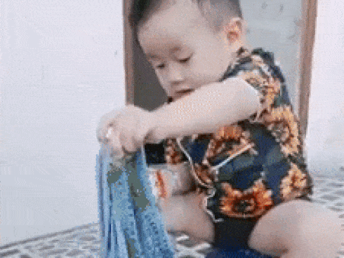 Cậu bé 3 tuổi khiến người xem tan chảy bởi tự giặt đồ thôi cũng đáng yêu thế này