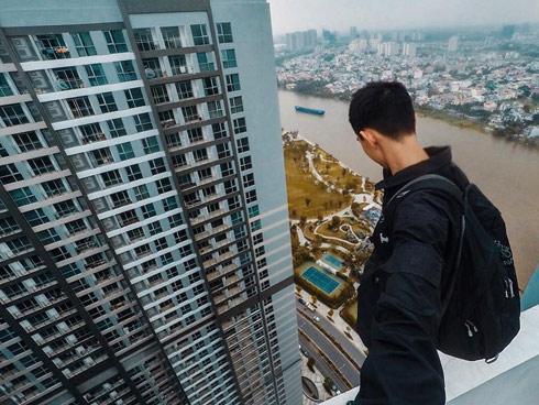 Chàng trai thả mũ bảo hiểm từ tầng 81: Thử thách có thật hay câu view?-4