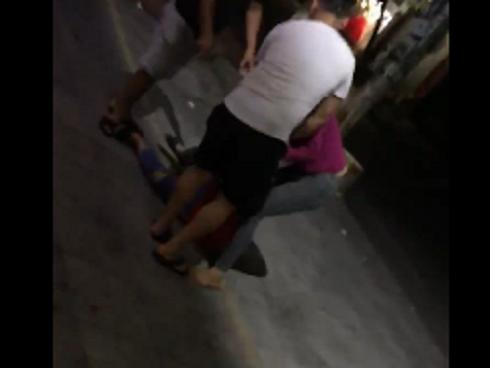 Clip: Vợ mới sinh con 5 tháng đánh ghen bồ giữa đường, chồng hèn lên ô tô bỏ trốn