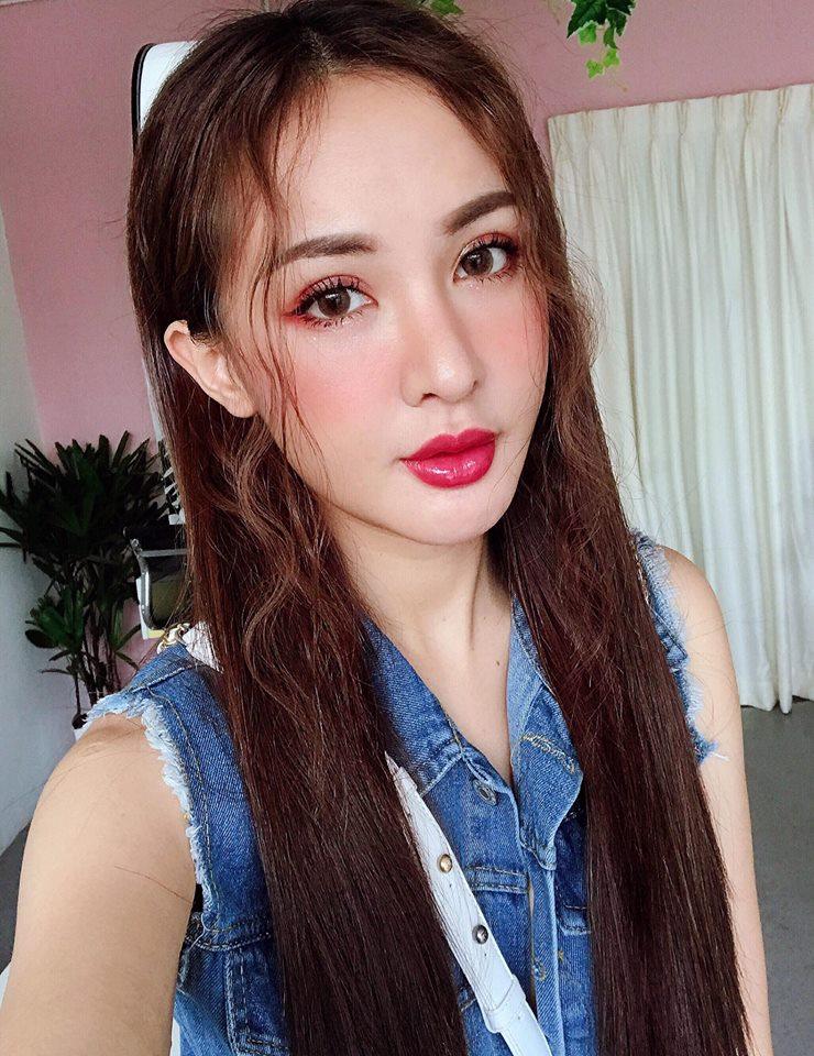 Kelly Nguyễn khoe nhan sắc xinh đẹp với tông make-up hồng đỏ cá tính.