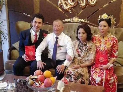 Nhờ bố là đại gia, cô gái xấu xí cưới được chồng đẹp như tài tử Hàn Quốc