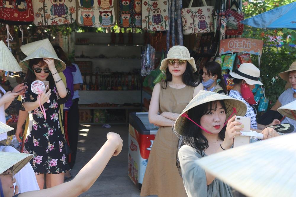 Nữ du khách xinh đẹp thích thú với vườn rau xanh hút mắt ở Hội An-1