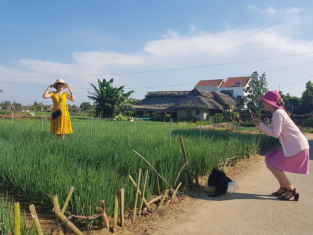 Nữ du khách xinh đẹp thích thú với vườn rau xanh hút mắt ở Hội An-4