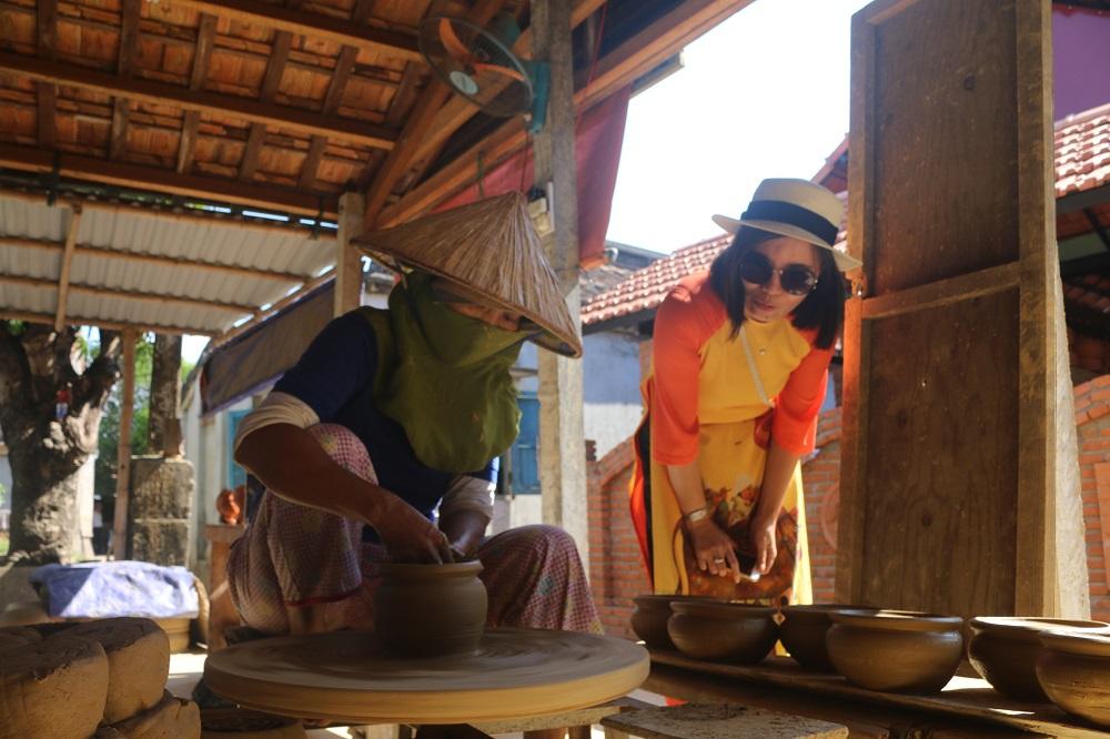 Nữ du khách xinh đẹp thích thú với vườn rau xanh hút mắt ở Hội An-5