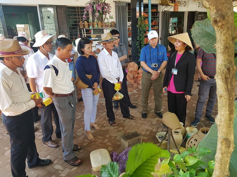 Nữ du khách xinh đẹp thích thú với vườn rau xanh hút mắt ở Hội An-7