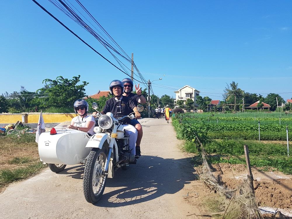 Nữ du khách xinh đẹp thích thú với vườn rau xanh hút mắt ở Hội An-9