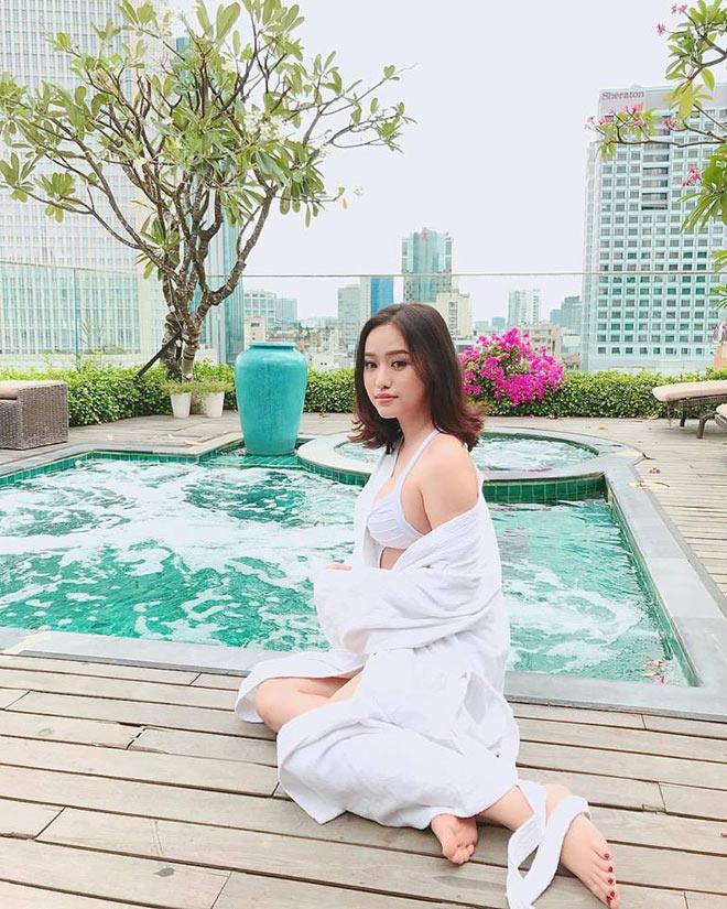 Hôm qua, Thúy Vi đăng trên Instagram bức ảnh diện bikini khoe vẻ đẹp quyến rũ. Bức ảnh của Thúy Vi nhận được gần 4.000 lượt like và nhiều bình luận khen gương mặt đẹp và vóc dáng chuẩn.