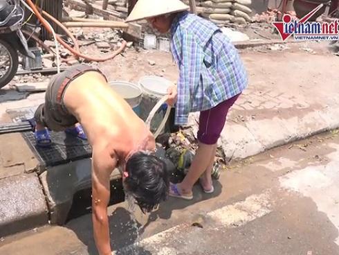 Hà Nội nắng nóng 42 độ, thanh niên cởi trần tắm ngay trên phố