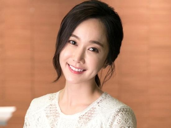 Sao Hàn 18/5: Mỹ nhân 'Mặt trăng ôm mặt trời' Kim Min Seo bí mật kết hôn