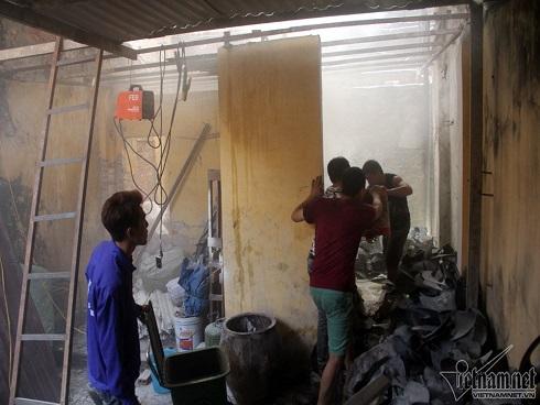 Giữa trưa dân Thủ đô náo loạn xô chậu xách nước dập lửa