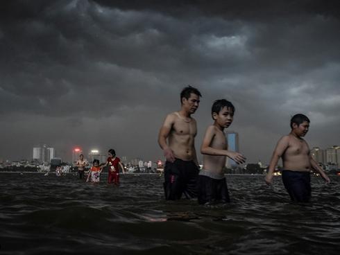 Mây đen giăng kín kèm gió lốc, thanh niên đang tắm vội chạy lên bờ