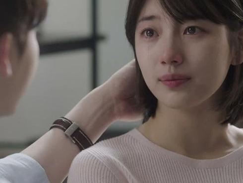 Tấm ảnh cưới treo đầu giường bất ngờ rơi, lộ bí mật phía sau khiến tôi bật khóc