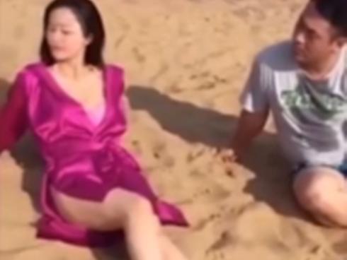 Đàn ông ngắm gái khi đang ở cạnh vợ và cái kết