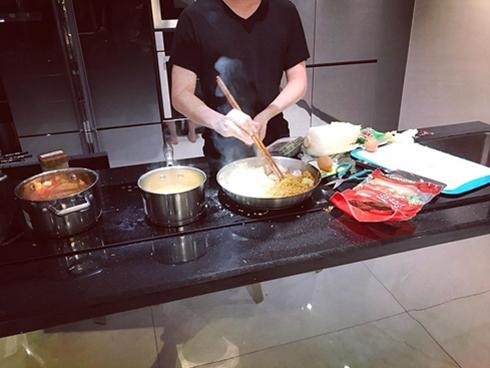 Hot girl - hot boy Việt: Có ai 'lầy' như Huyền Baby, khoe ông xã vào bếp nhưng để khuyết nguyên cái đầu