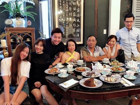 Tin sao Việt: Trấn Thành khoe ảnh Hari Won sum họp gia đình sau khi vợ bị nhắc nhở ít quan tâm nhà chồng